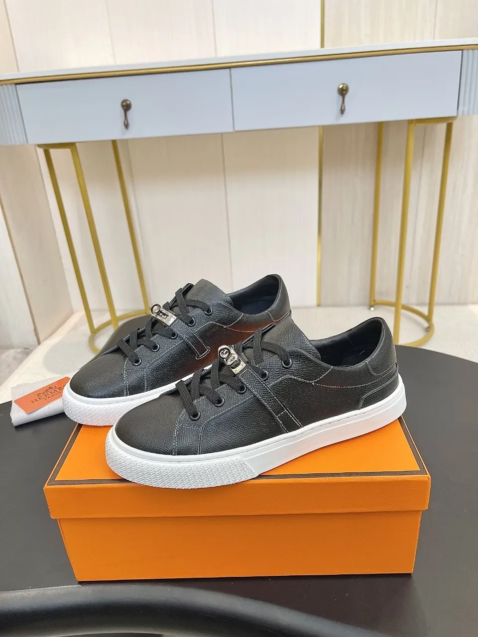 Men's Men's Shoes💰620❤️❤️❤️HERMES 2021 latest Kelly buckle white sneakers are online! The highest version on the market! Purchasing level quality! The H family rarely produces flat casual shoes, and they are styled with classic palladium-plated Kelly shoe buckles! Create a fashionable urban look that perfectly embodies the noble and elegant style of Hermès! Material selection: Fabric imported cowhide, lining + foot pads imported sheepskin, original molded TPU outsole, heavy gold molded kelly buckle full of texture Size: Female: 35-41 (41 is not returnable) Male: 39-45 (45 is not returnable)